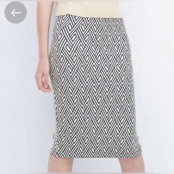 ZARA HIGH RISE BLACK /WHITE ZIG ZAG KNEE LENGTH STRETCHY PENCIL SKIRT SIZE M - Picture 2 of 8